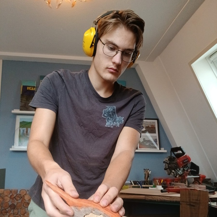 Quinten Heij aan het schuren in zijn werkplaats