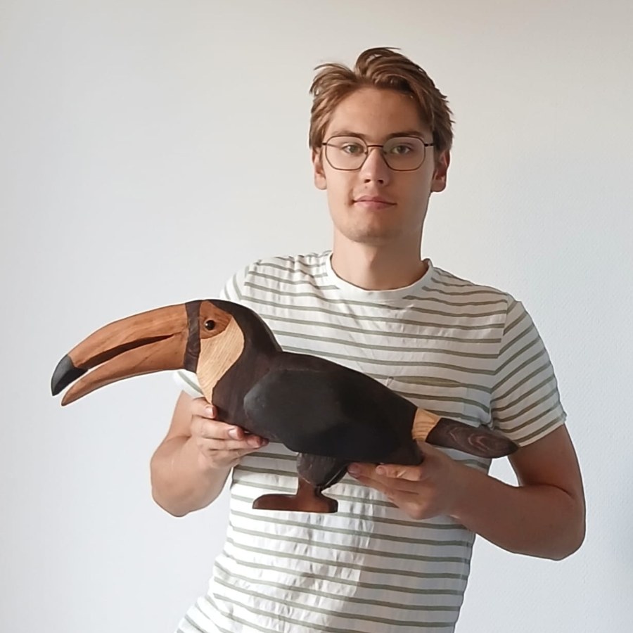 Quinten Heij met een houten toekan